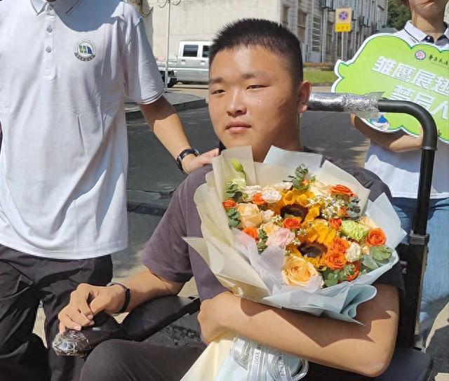 如愿！上饶“05后”大学生叶懂之来昌报到英雄联盟赛事(图1)